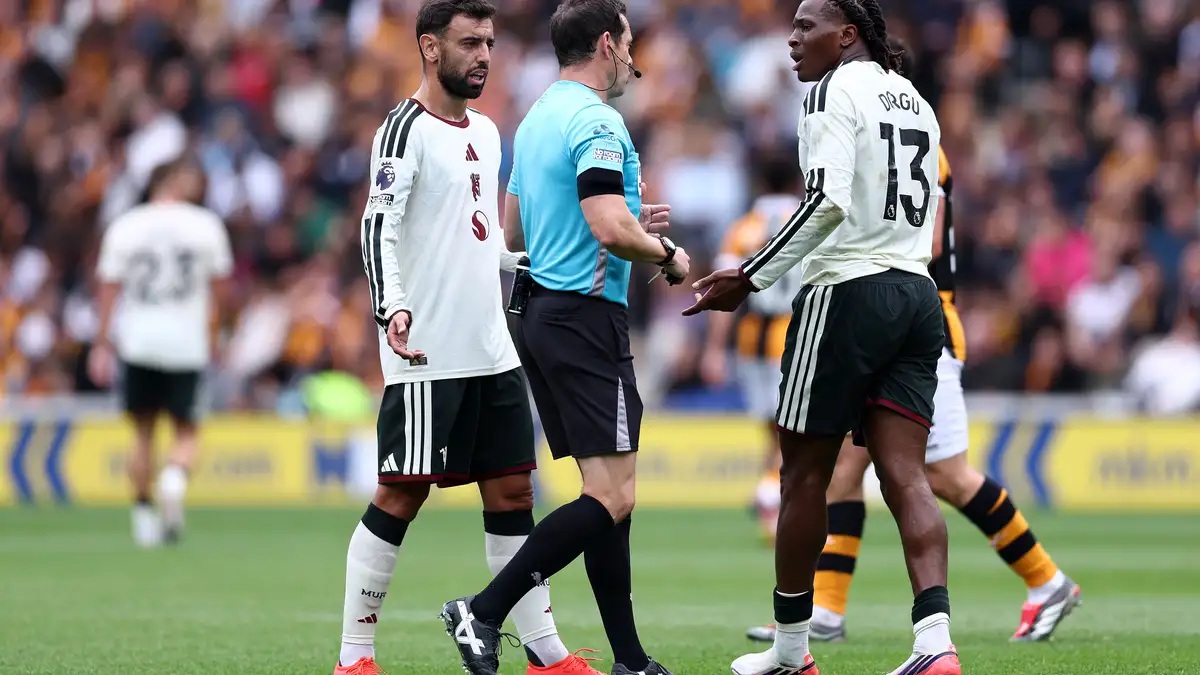 Manchester United và Những Rắc Rối Với Quy Định Trang Phục Tại Ngoại Hạng Anh